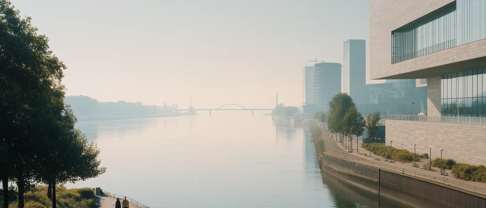 Rheinuferpromenade in Düsseldorf am klaren Morgen