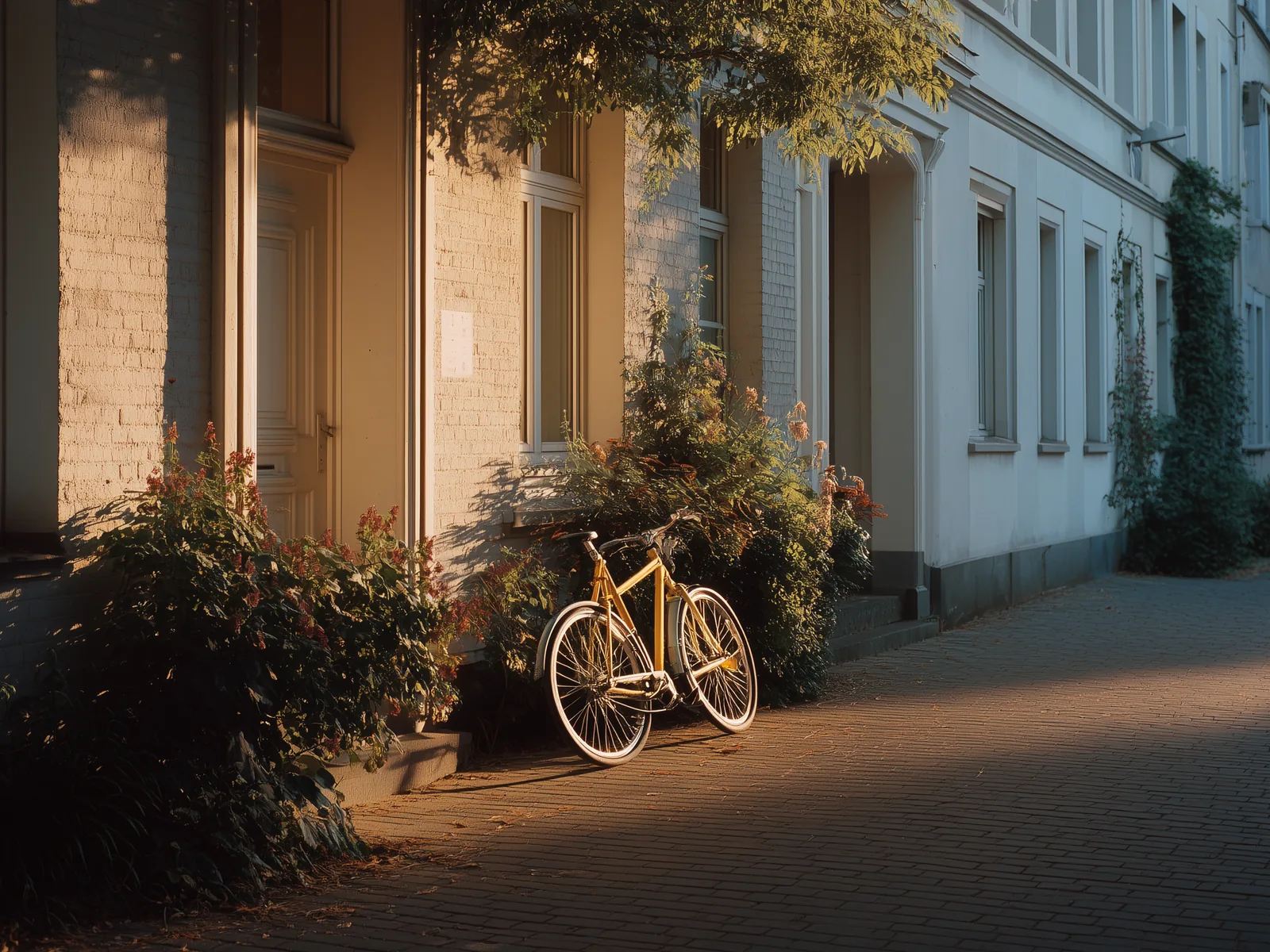 Fahrrad an einer Häuserzeile in Düsseldorf-Friedrichstadt – Sinnbild für abgesichertes Hab und Gut